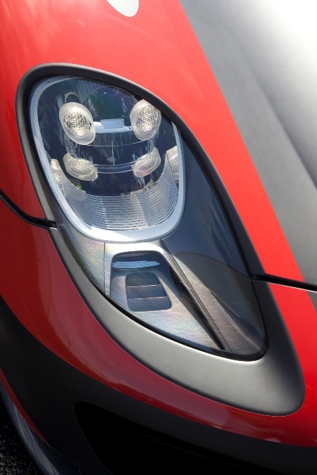 Cánh gió sau hình cánh diều, làm bằng vật liệu sợi carbon